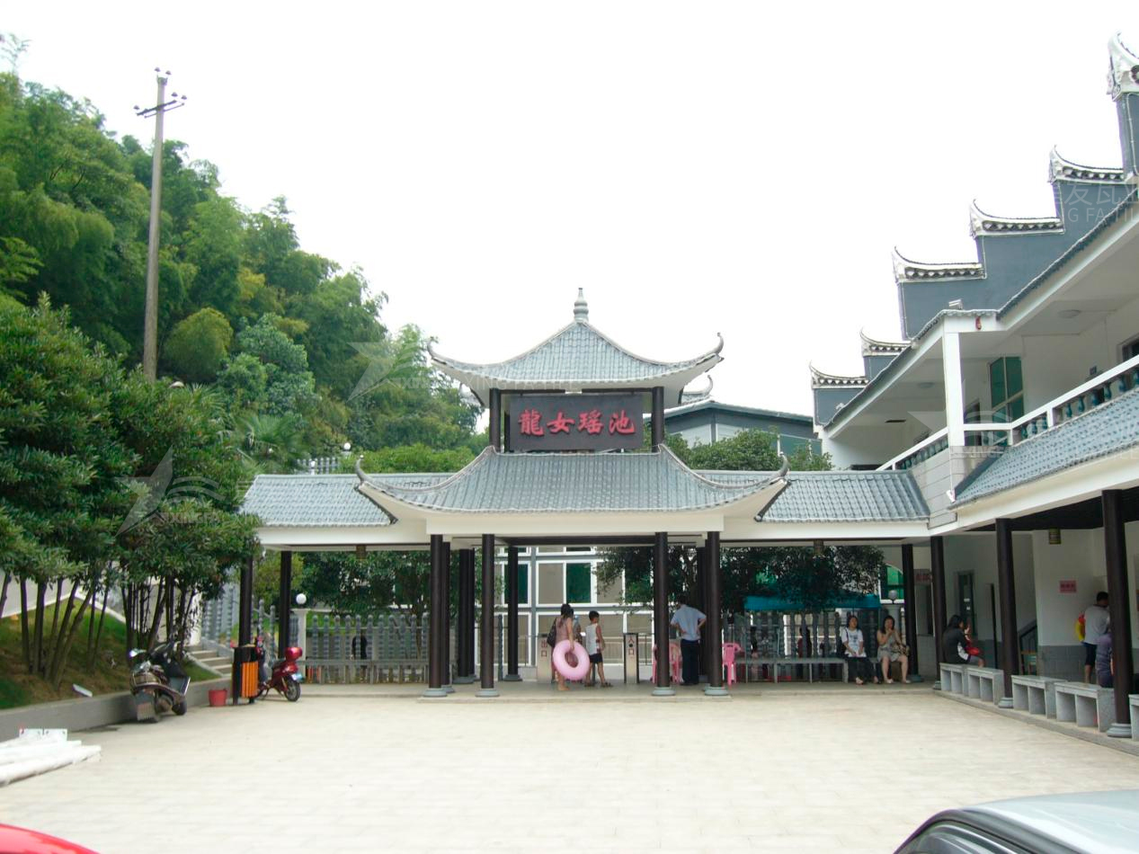 屋頂材料合成樹脂瓦和不銹鋼瓦哪個(gè)好？選擇很重要！